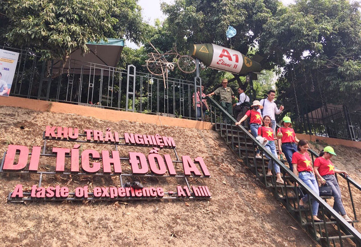 Đến đồi A1 tham quan, du khách sẽ thấy tượng đài kỷ niệm với phù hiệu Quốc kỳ. Ngoài ra, nơi đây còn trưng bày xác chiếc xe tăng nặng hơn 19 tấn, di tích cái hố hình phễu.