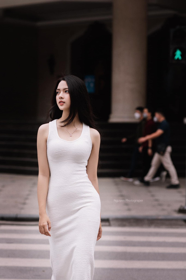 Mai Trang Thảo sinh năm 2003, quê ở Quảng Nam là hot girl gây ấn tượng với người đối diện nhờ mái tóc suôn dài.