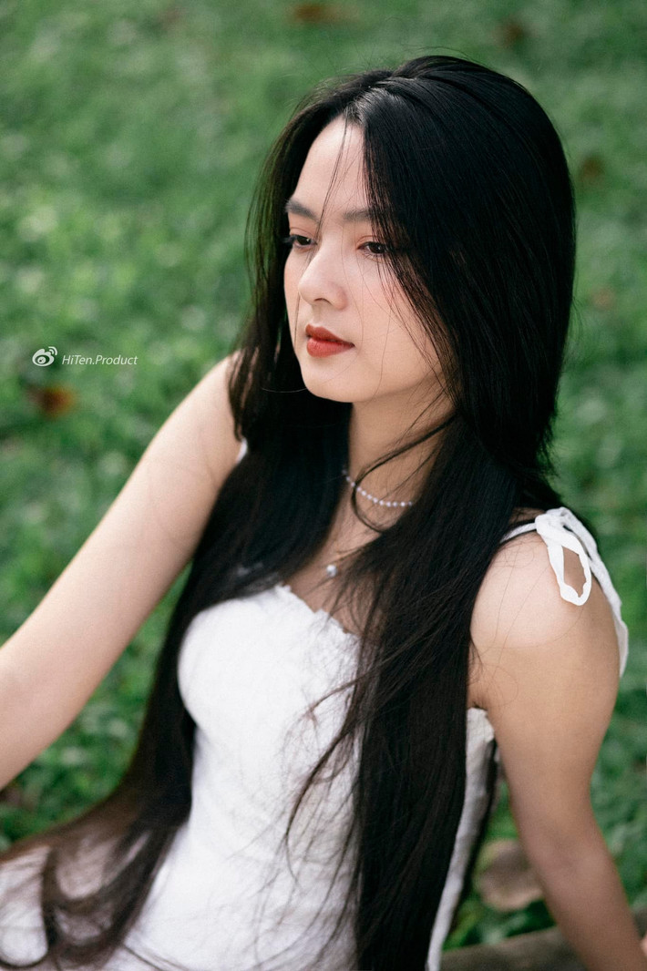 Tuy nhiên, nữ sinh gặp hạn chế với chiều cao 1m68, với số đo ba vòng là 83-59-93, nhan sắc trong trẻo, còn chút mộc mạc của tuổi 18 cùng làn da trắng hồng không tì vết.