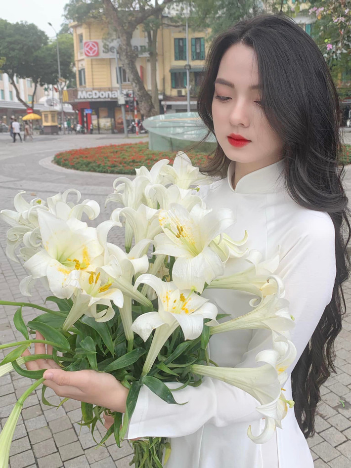 Điểm thu hút sự chú ý ở nữ sinh năm hai là mái tóc dài, bồng bềnh và đen mượt đáng mơ ước. Trang Thảo cho biết đó là do cô muốn giữ gìn nét truyền thống của gia đình.