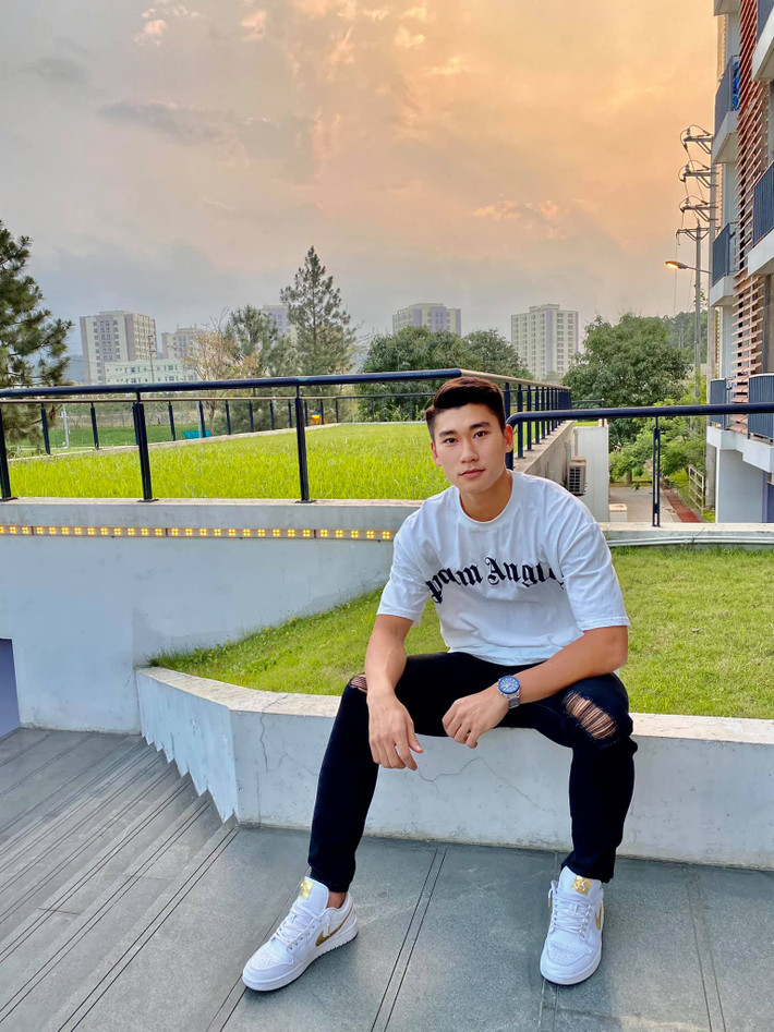 Anh là một trong những cầu thủ có thể hình tốt nhất của U23 Việt Nam ở thời điểm hiện tại với chiều cao 1,81 m. Ảnh: FBNV