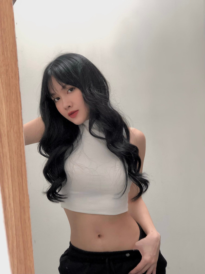 Hiện ngoài công việc học tập, Quế Linh còn là chủ một shop thời trang, mỹ phẩm.