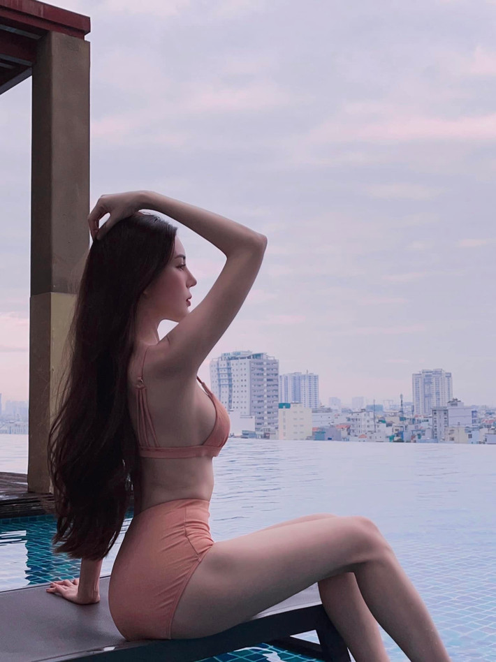 Hình ảnh lập tức gây chú ý với tâm điểm đổ dồn vào chiếc váy hở lưng. Thiết kế khoét sâu tới mức lộ cả một phần ngực của Lilly Luta.