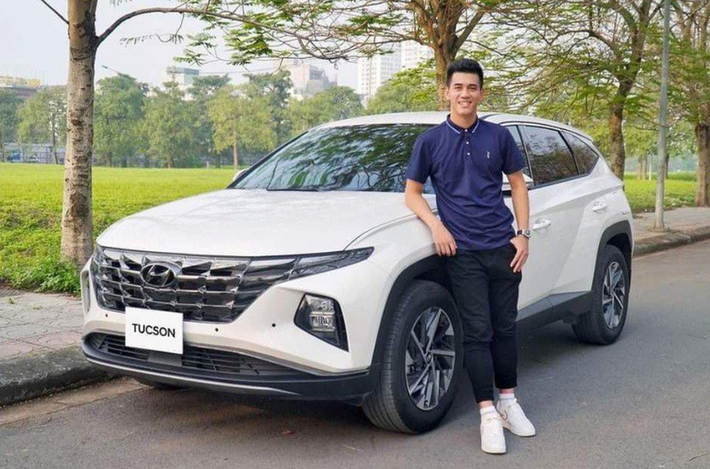 Trong dàn cầu thủ đội tuyển Việt Nam cái tên Tiến Linh gây ấn tượng với người hâm mộ nhờ khả năng chơi bóng linh hoạt, nhạy bén và thông minh.
