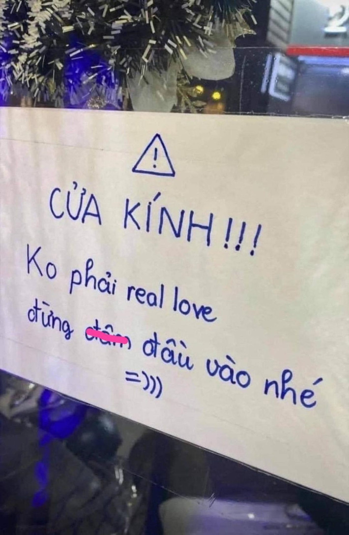 Tận dụng sự đa dạng và phong phú về ngôn ngữ, nhiều người đã nghĩ ra rất nhiều chiêu trò chơi chữ để biển thông báo của mình độc đáo, thu hút được sự chú ý.