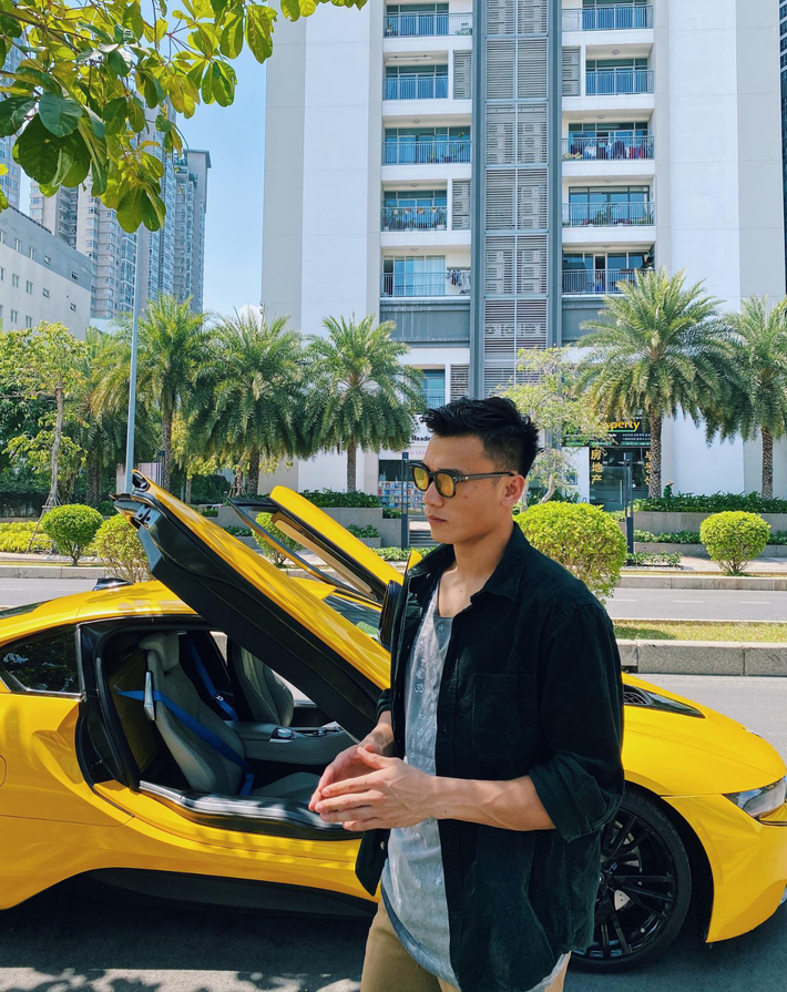 Bùi Tiến Dũng còn nổi tiếng về thú chơi xe cộ khi thay xe liên tục và cũng chơi thân trong nhóm bạn siêu xe TP HCM.