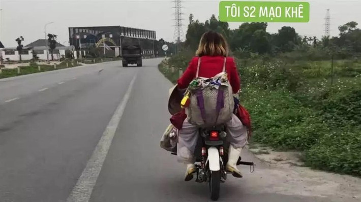 Giống như phong cách thường thấy, "thánh quỵt tiền" mang theo rất nhiều đồ rong ruổi mọi miền.