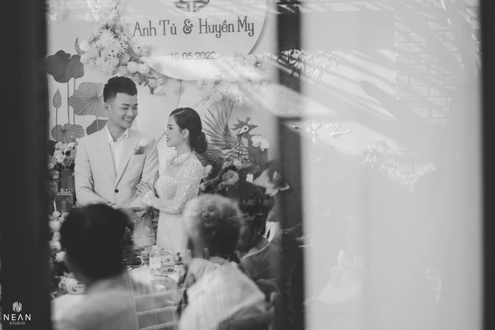 Ngày vui của "cô chủ tiệm nail" Huyền My càng gây chú ý hơn nữa khi một số nghệ sĩ đã từ TP HCM ra Nghệ An làm phù rể như BB Trần, Hải Triều, Quang Trung, Võ Đăng Khoa...
