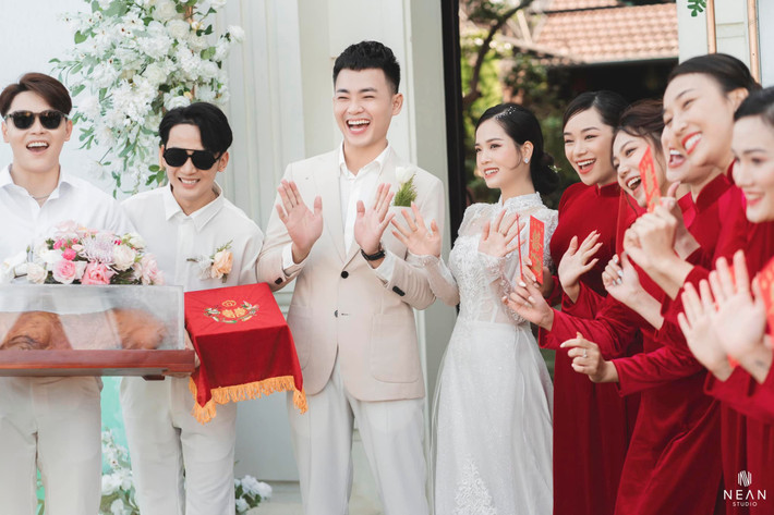 Ngày 18/5 vừa qua, lễ ăn hỏi và đám cưới của bạn gái cũ Quang Hải - Huyền My cùng diễn viên Anh Tú đã diễn ra tại quê nhà cô dâu ở Nghệ An.