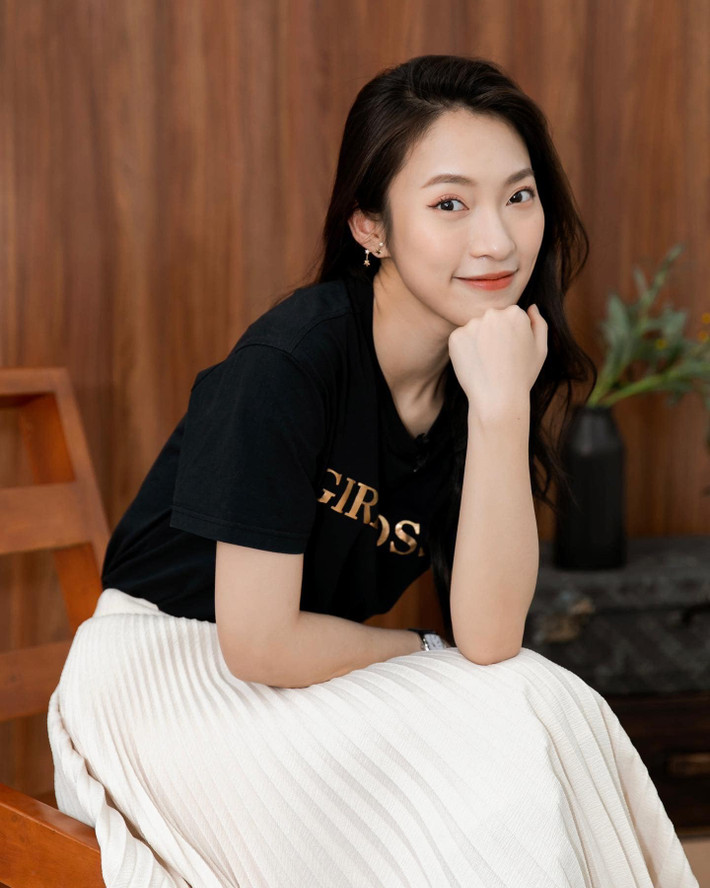 " Hot girl 7 thứ tiếng" Trần Khánh Vy là gương mặt trẻ không còn xa lạ với nhiều người. Cô nàng nổi lên như một hiện tượng sau clip nói 7 thứ tiếng được đăng tải trên Youtube.