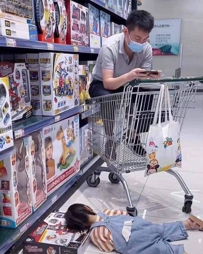 Ông bố kiểu "Mời con lặn lộn tự nhiên như ở nhà", còn bố ngồi chơi nốt ván game đã.