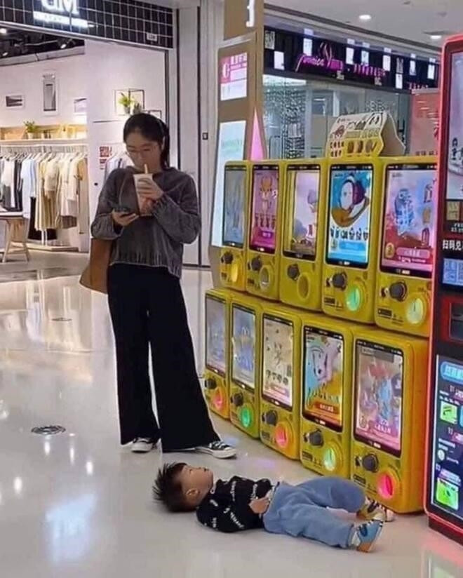 Thay vì bế bồng, dỗ dành nhiều cha mẹ trẻ lại lựa chọn cách ngó lơ, hay cách khác là mặc kệ đến khi con tự nín và đứng dậy.