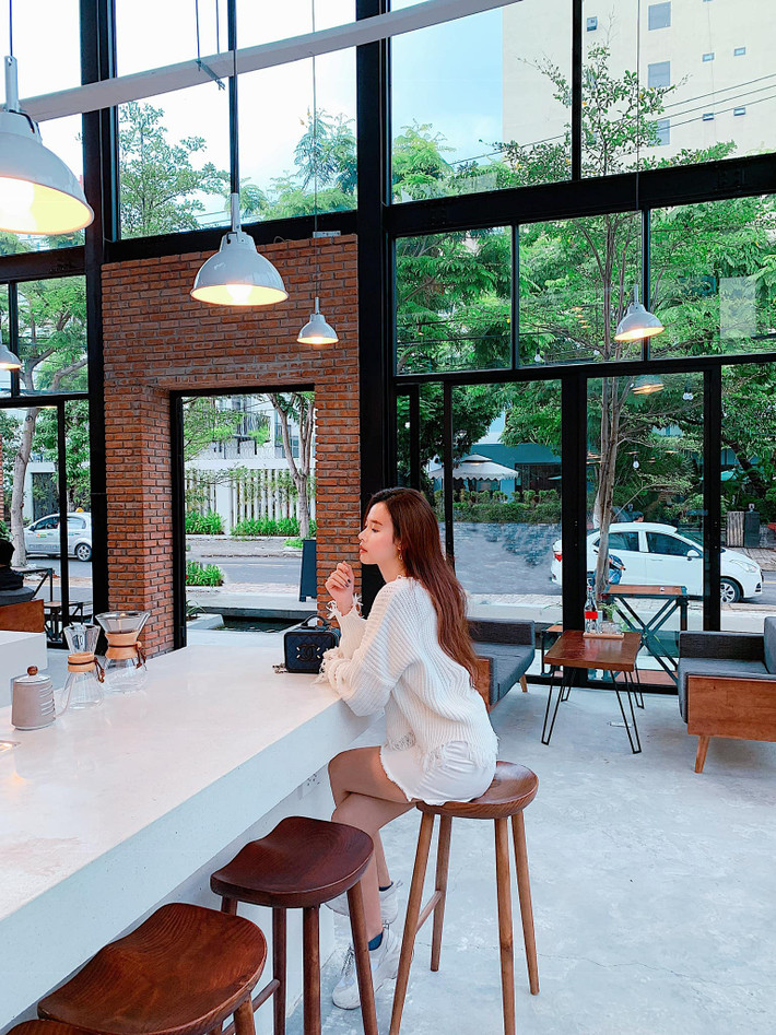 Sau thời gian chăm khoe thân hình nuột nà với thời trang cắt xẻ táo bạo, "ngọc nữ" Midu mới đây lại bất ngờ xuất hiện với hình ảnh kín đáo.