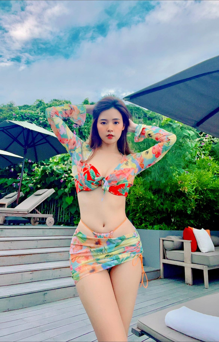 Trước đó không lâu Midu gây chú ý khi diện đồ tắm, nữ diễn viên cũng khiến nhiều người phải xuýt xoa và bàn luận sôi nổi.