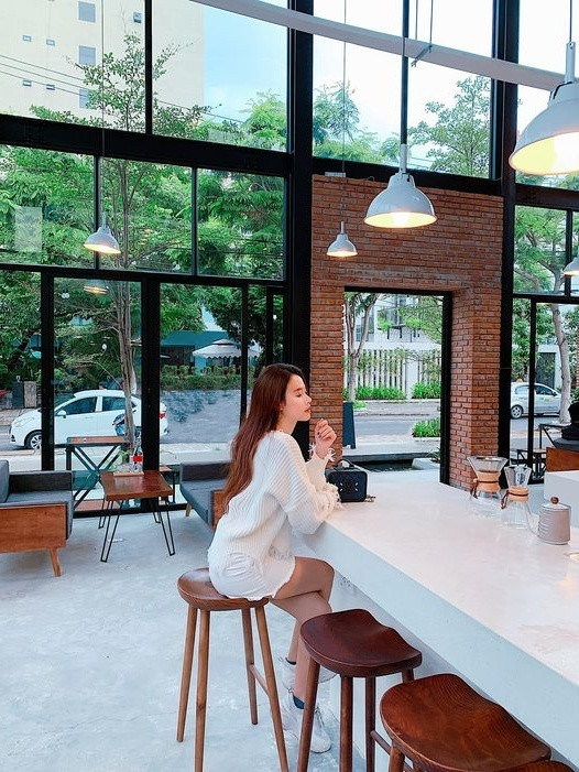 Cụ thể trên trang cá nhân, mỹ nhân sinh năm 1989 vừa cập nhật khoảnh khắc "sống ảo" với người hâm mộ. Trong khung ảnh, Midu diện nguyên set đồ tông trắng thời thượng kết hợp giữa áo len dài tay và quần jean ngắn.