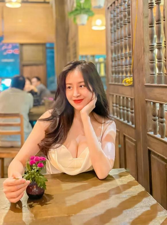Các clip gần đây của bà Tưng chủ yếu xoay quanh việc làm những công việc hàng ngày với các trang phục "không đúng chuẩn lao động" như đi dặm lúa, cắt chuối hay cho gà ăn...