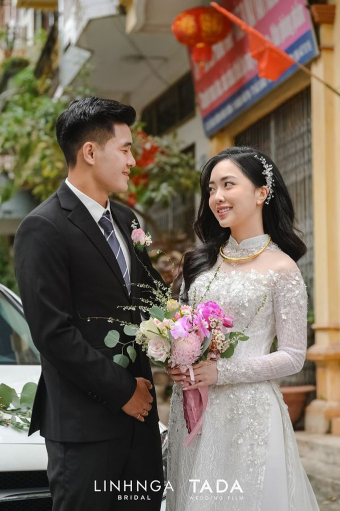 Trước đó, cả hai đã làm lễ ở nhà gái tại Bắc Giang vào hôm 22/2. Tiệc ở Hà Nội mới là nơi tuyển thủ Việt Nam dành cho bạn bè và các mối quan hệ thân thiết trong giới bóng đá. Ảnh: Tổng hợp