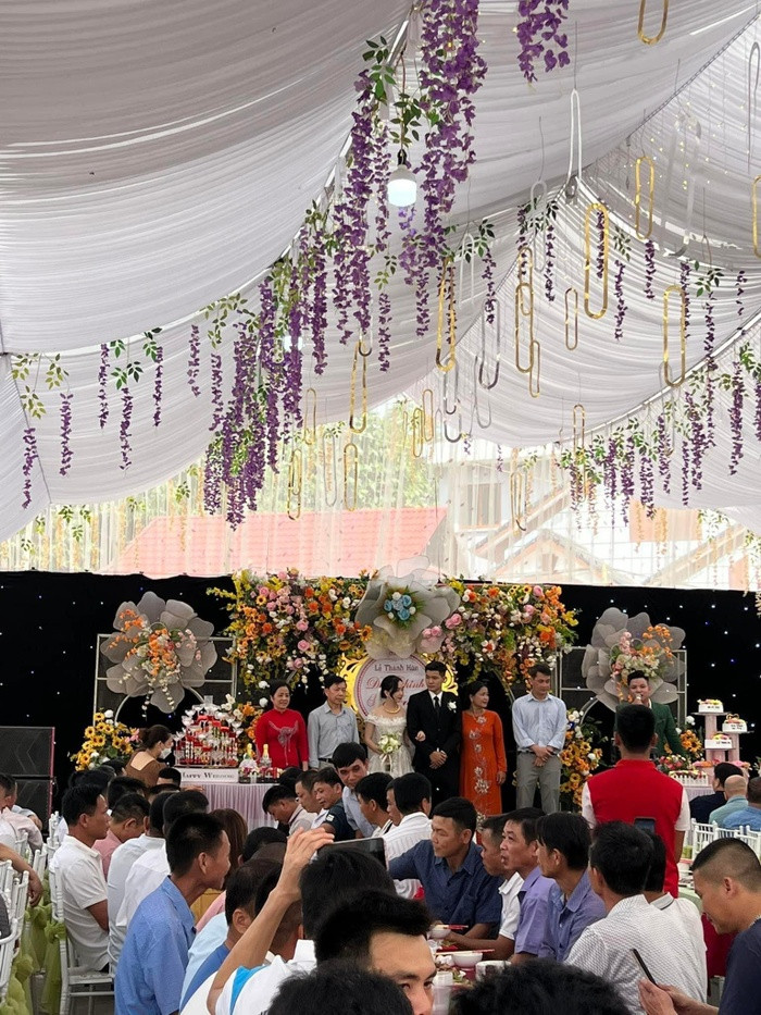 Trên MXH đã lộ diện một vài hình ảnh trong lễ cười của cầu thủ Hà Đức Chinh, đặc biệt nhan sắc cô dâu Mai Hà Trang cũng chiếm sóng không kém.