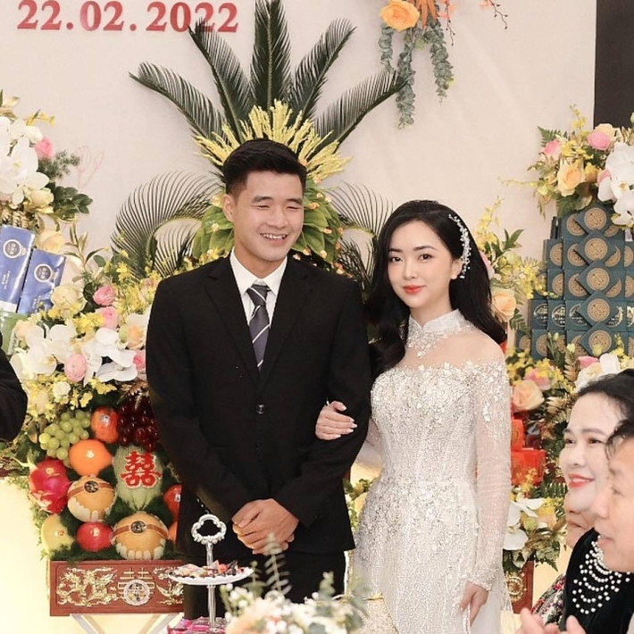 Được biết vào ngày 10/5 tới đây, đám cưới lần thứ ba của cặp đôi sẽ được tổ chức tại một khách sạn sang trọng ở Hà Nội với dàn khách mời nổi tiếng đến từ đội tuyển Việt Nam, những bạn bè, đồng nghiệp của cô dâu chú rể.