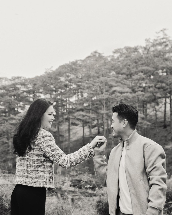 Đính kèm những dòng chia sẻ trên, Phillip Nguyễn còn đăng tải thêm loạt hình ảnh anh và Linh Rin check in tình bể tình tại Đà Lạt vừa qua.