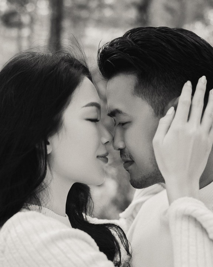 Cặp đôi đăng ảnh check in ở Đà Lạt khiến nhiều người liên tưởng cặp đôi đi chụp ảnh cưới.