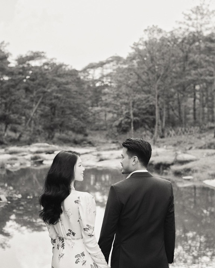 "Gửi tới hôn phu của tôi, Ngô Phương Linh, anh yêu em, nhiều hơn những gì em biết nhưng anh hứa sẽ làm cho em cảm thấy được yêu, quan tâm và trân trọng trong từng khoảnh khắc của cuộc đời. Trong hơn 10 năm, tôi đã được hỏi khi nào tôi sẽ kết hôn, hôm nay, tôi có thể nói rằng ... cuối cùng tôi đã tìm thấy một người", thiếu gia sinh năm 1986 chia sẻ.