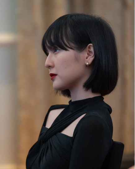 Hải Tú được xem là bóng hồng duy nhất thuộc quản lý của M-TP Ent., sau khi debut với vai trò nữ chính trong MV Chúng Ta Của Hiện Tại.