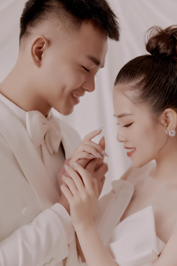 Trước ngày trọng đại, cả hai đã tung trọn bộ ảnh cưới. Cô dâu Huyền My khoe nhan sắc xinh đẹp sánh đôi bên chú rể, nói lời thề nguyện ở nhà thờ.