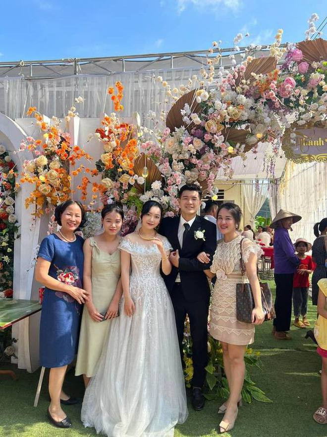 "Về đây cái gì cũng làm được nhưng chưa phải vất vả bao giờ. Lần đâu tiên phải đăng đính chính vì sợ mọi người không biết lại trêu. Ở nhà chồng ai cũng thương em lắm. Cả mấy ngày hôm nay, mọi người rất vất vả để lo cho công việc của bọn em", nàng dâu mới tâm sự.