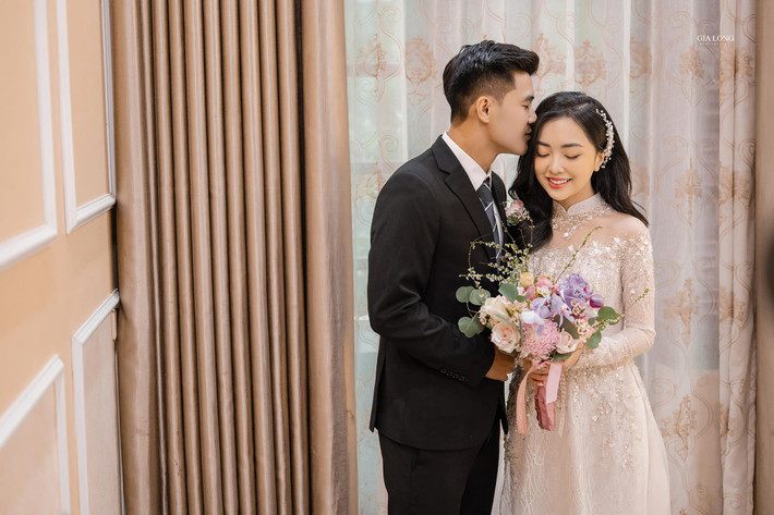 Dạo trang cá nhân của bà xã Hà Đức Chinh có thể thấy cô thường xuyên diện nhiều kiểu trang phục khác nhau, hầu như bộ cánh nào cũng thời thượng và vô cùng đẹp mắt.