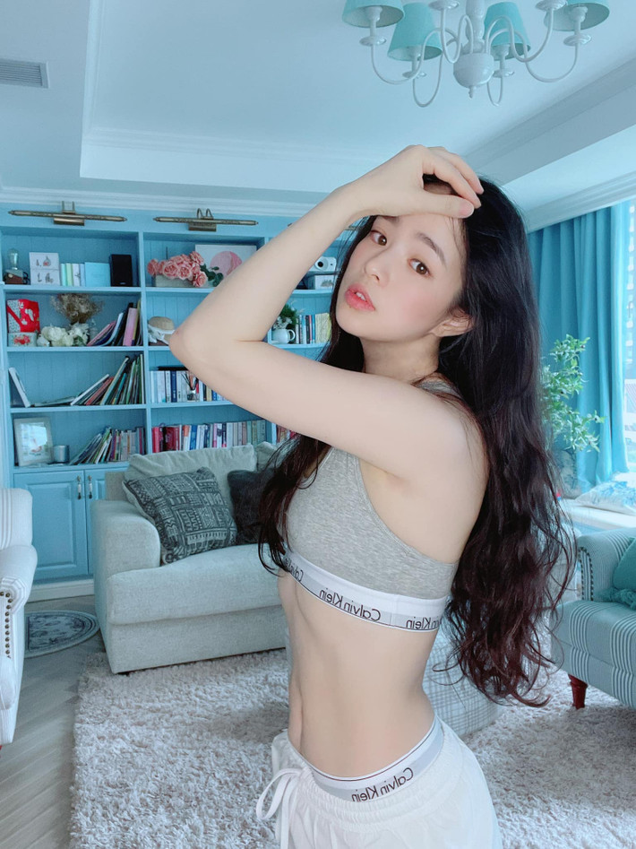 Dù đã ngoài 30 nhưng nhìn da dẻ mịn màng không tỳ vết và nhan sắc trẻ trung như hot girl của Thuý Hằng chắc sẽ khiến nhiều thiếu nữ ghen tỵ.