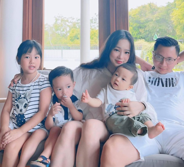Ngô Thúy Hằng là hot mom nổi đình đám trên MXH nhờ sở hữu sắc vóc xinh đẹp như hot girl dù đã là mẹ của 3 nhóc tỳ xinh xắn.