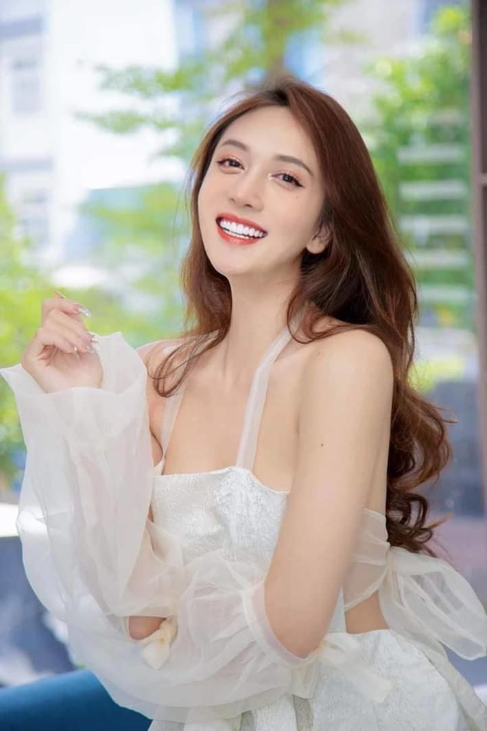 Cư dân mạng liên tục “đổ đứ đừ” trước một nhan sắc trong trẻo nhưng không kém phần quyến rũ của Hoàng Học.
