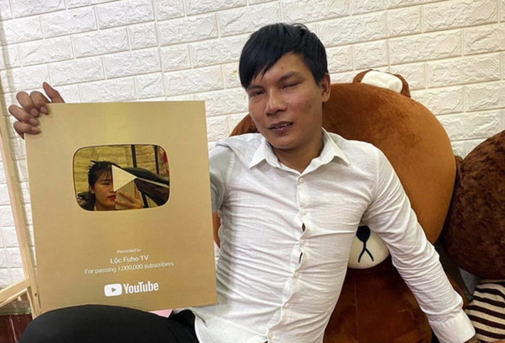 Nổi lên nhờ những video đời thường, hay những clip dạy làm thợ xây, Lộc Fuho trở thành hiện tượng mạng được nhiều người săn đón.