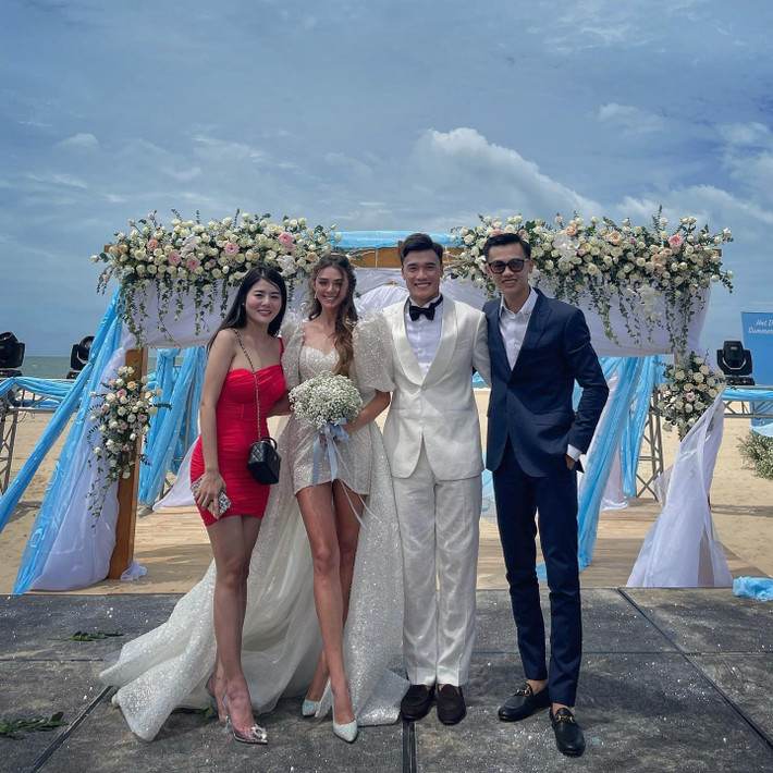 Tham dự đám cưới của anh chàng, ngoài người thân ruột thịt có sự góp mặt của dàn chân sút nổi tiếng tuyển Việt Nam như Đoàn Văn Hậu, Quang Hải, Hà Đức Chinh,...