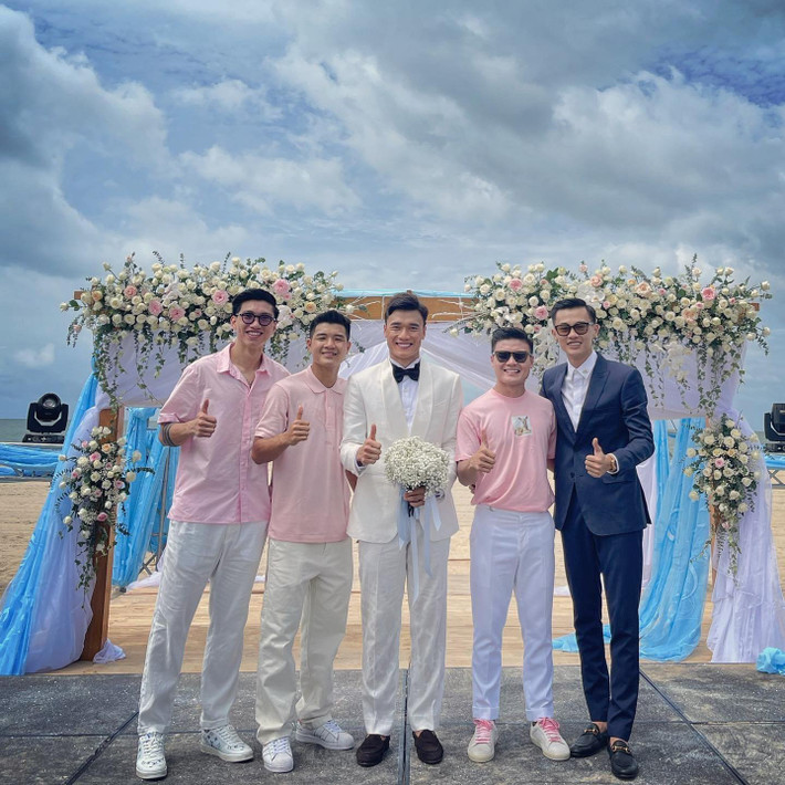 Hôm nay, cộng đồng mạng bất ngờ đón tin vui khi thủ môn Bùi Tiến Dũng tổ chức đám cưới với bạn gái Dianka Zakhidova.