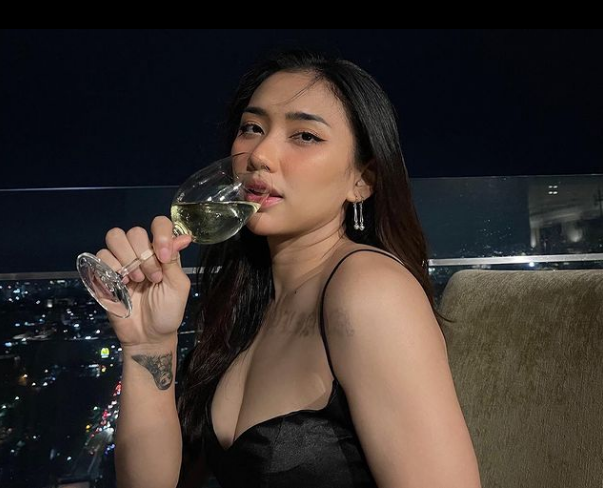 Cô đã tạm thời dừng thi đấu cho đội tuyển bóng chuyền nữ quốc gia Indonesia trong 5 năm và mới chỉ quay lại thi đấu tại SEA Games 31.