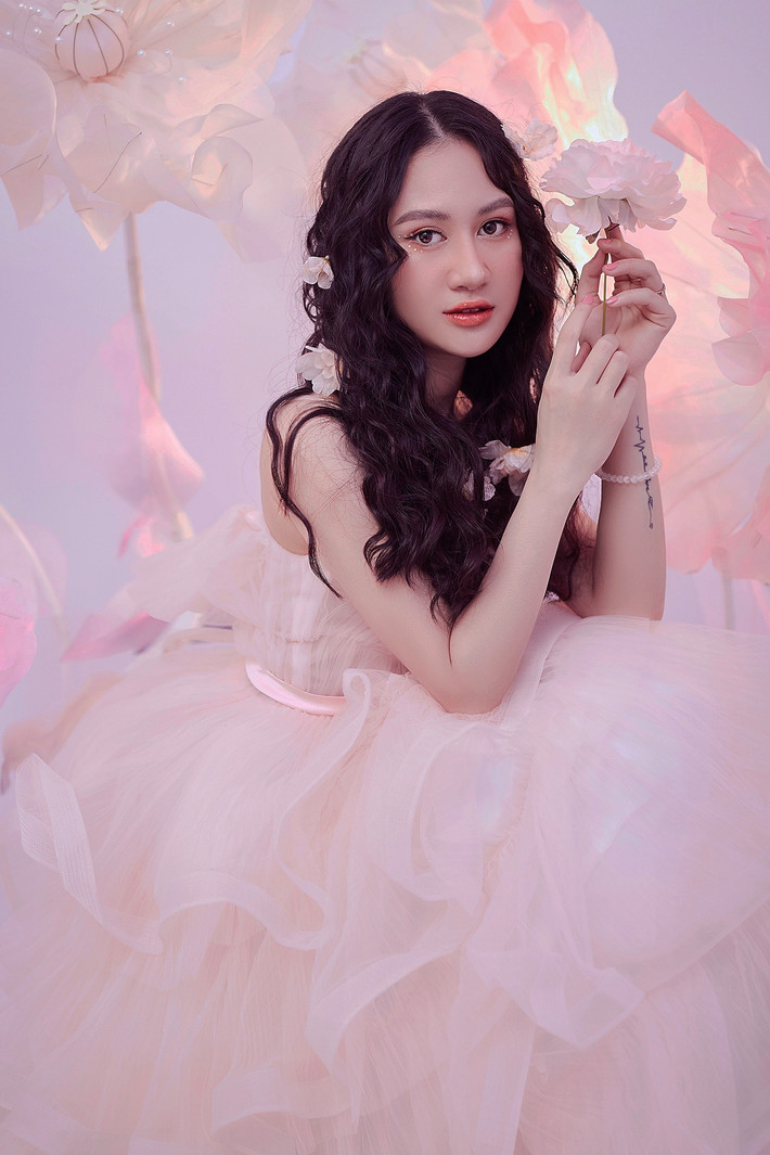 Ngoài ra, cô đã kết hôn và hạ sinh con đầu lòng cách đây một thời gian.