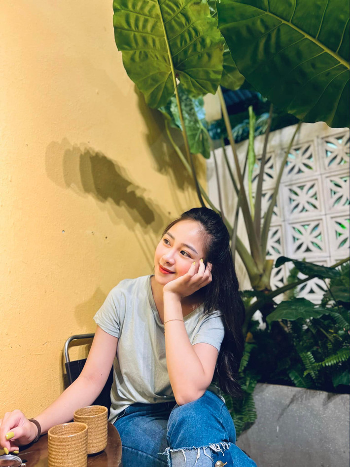 Không còn dáng vẻ ngây thơ như trước đây, Nhật Linh của hiện tại quyến rũ và cuốn hút.