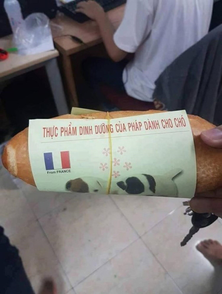 Bên cạnh công dụng để gói đồ ăn cho sạch sẽ, những loại giấy gói được tận dụng hết cỡ này còn giúp thực khách trong lúc nhâm nhi chiếc bánh có cái đọc để giết thời gian và cập nhật tin tức thú vị.