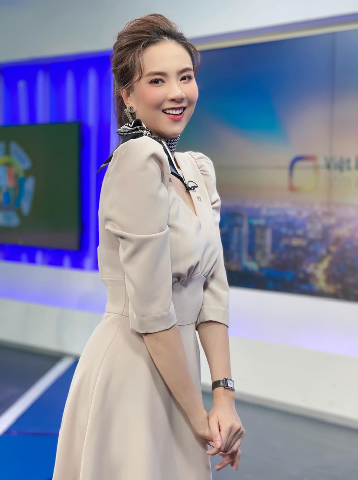 Vào những dịp đặc biệt, người đẹp không giấu nổi sự hạnh phúc, ngọt ngào mà chồng dành cho mình.