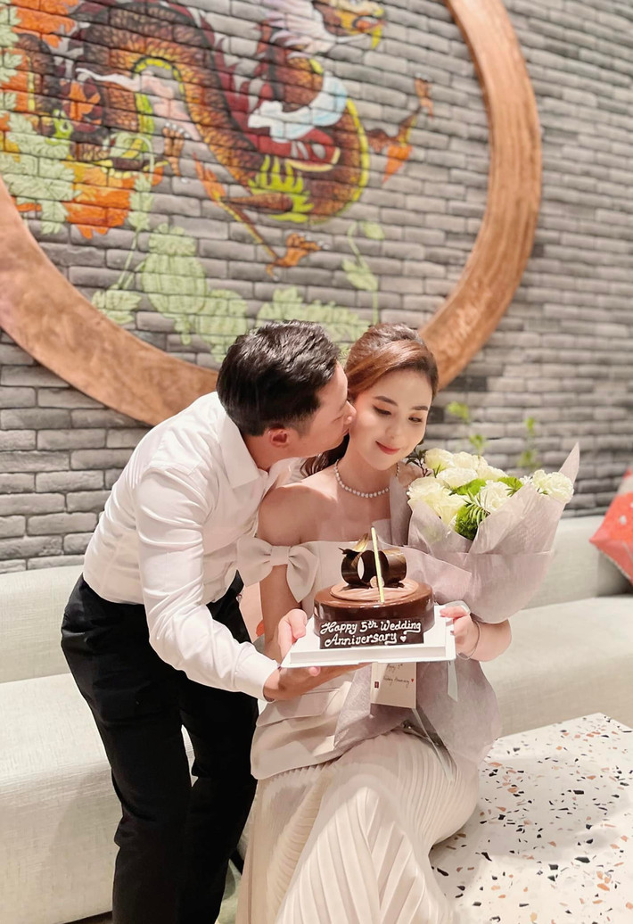 Cặp đôi kết hôn cuối năm 2016. Quyết định về chung nhà, Mai Ngọc - Hoài Nam nhận được nhiều sự ủng hộ.