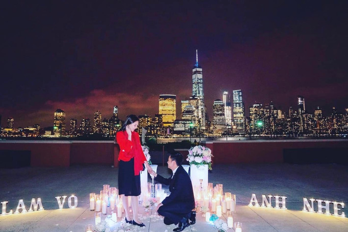 Trong khung cảnh tuyệt đẹp, lấp lánh ánh đèn của thành phố New York về đêm, doanh nhân Hoài Nam đã "set-up" khung cảnh cực lãng mạn để cầu hôn Mai Ngọc.