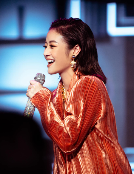 Phí Linh ghi dấu ấn với khán giả khi dẫn dắt hàng loạt các chương trình như: Me xanh, Quán âm nhạc (VTV3), Kidshow Hành Tinh Vuông Kplus, Gương mặt mới (VTV6),...