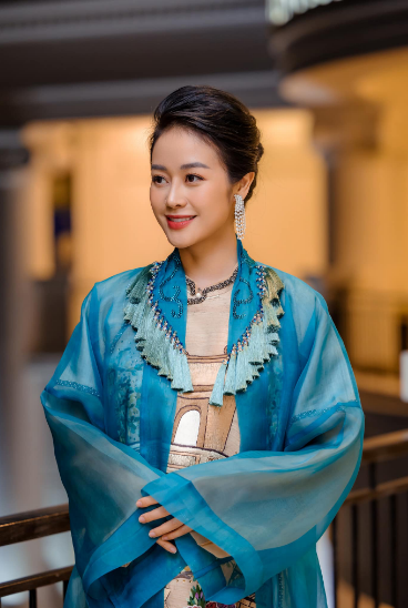 Thông tin Phí Linh là MC dẫn cho lễ khai mạc SEA Games 31 làm nhiều khán giả mong chờ, bởi lẽ cô được đánh giá là có bản lĩnh sân khấu được chứng minh qua các sự kiện lớn và có khả năng dẫn lưu loát bằng cả tiếng Việt và tiếng Anh.