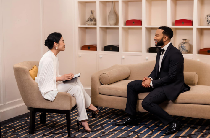 MC Phí Linh từng có cuộc phỏng vấn với John Legend. Ngoài ra, cô còn từng tốt nghiệp khoá đào tạo MC chuyên nghiệp của trường John Robert Power.