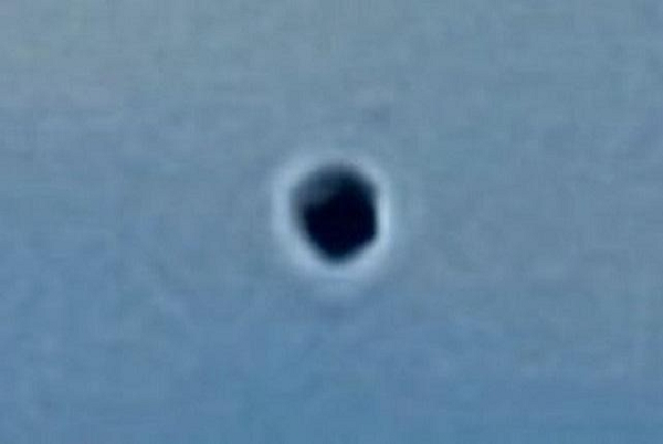 "Nhân chứng đã chạm trán một UFO màu đen di chuyển qua Nevada vào ngày hôm qua. Vật thể này được nhìn thấy đang băng qua Las Vegas, nơi nổi tiếng với căn cứ tối mật của Không quân Mỹ (USAF) - Căn cứ Không quân Nellis", Scott C. Waring cho biết.