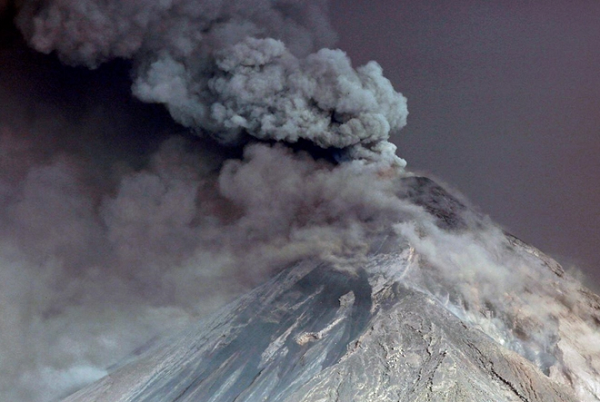 Núi lửa Fuego là 1 trong 3 ngọn núi lửa hoạt động mạnh nhất trong số 32 ngọn núi lửa ở Guatemala. Hai ngọn còn lại là núi lửa Pacaya và núi lửa Santiaguito, nằm ở phía Nam và phía Tây nước này. Lần phun trào gần nhất của Fuego vào ngày 3/6/2018 đã cướp đi sinh mạng của 431 người.
