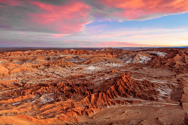 Atacama là một sa mạc khô cằn ở Nam Mỹ với tuổi đời khoảng 15 triệu năm và có khí hậu giống hệt sao Hỏa. Thậm chí Cơ quan Hàng không và Vũ trụ Mỹ (NASA) đã từng thử nghiệm nhiều nghiên cứu tại đây vì có nhiều thứ kỳ lạ.