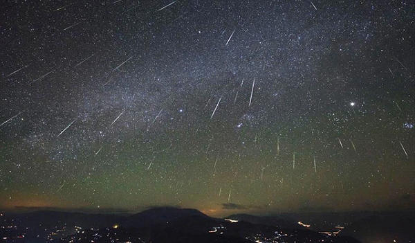 Cơ quan hàng không vũ trụ Mỹ NASA gọi trận mưa sao băng Orionids hàng năm là một trong những trận mưa sao băng đẹp nhất trong năm do có nhiều thiên thạch di chuyển nhanh trên bầu trời đêm.
